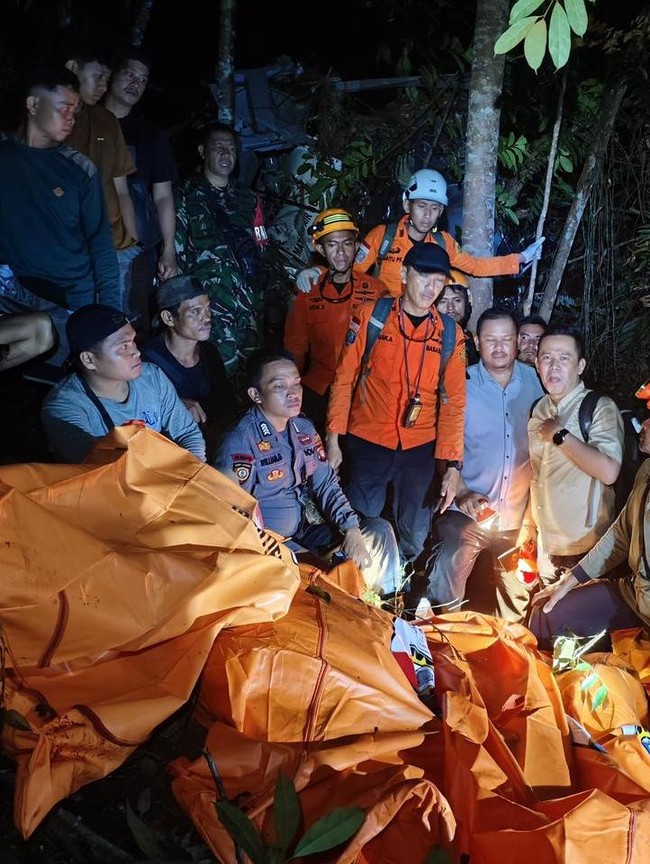 6,5 Jam Waktu Evakuasi 8 Korban Helikopter Jatuh di Sekadau