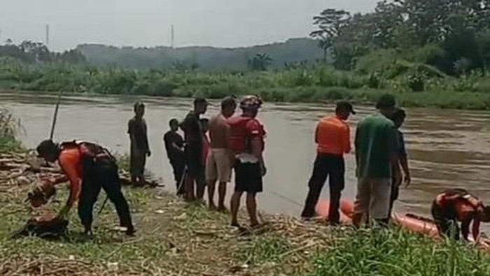 Proses evakuasi warga terjebak di delta Sungai Progo, wilayah Lendah, Kulon Progo, Jumat (17/4/2026).
