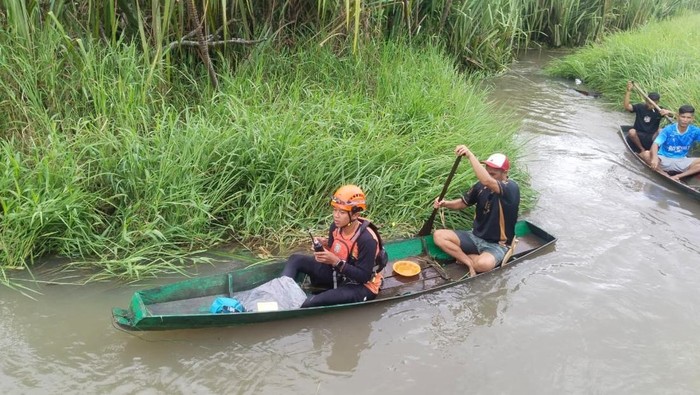Proses pencarian korban yang dilakukan oleh tim SAR gabungan.