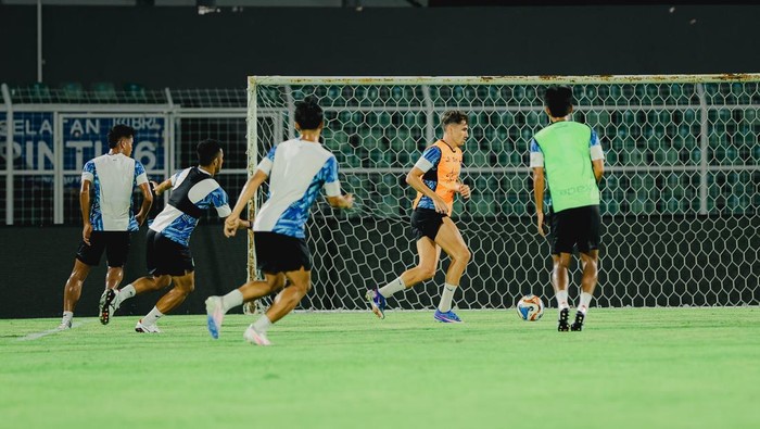 Official training PSIM Jogja di Stadion Sumpah Pemuda, Bandar Lampung, Kamis (16/4/2026).