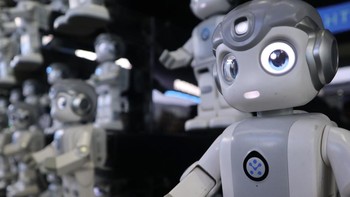 Kota yang dikenal sebagai pusat inovasi teknologi tersebut menjadi panggung bagi kemajuan robot cerdas yang dirancang menyerupai manusia. Di kantor perusahaan teknologi UBTECH Robotics, berbagai jenis robot humanoid dan robot layanan cerdas ditampilkan kepada publik. Robot-robot ini dirancang untuk mampu berinteraksi dengan manusia, melakukan tugas tertentu, hingga mendukung berbagai kebutuhan di sektor industri dan layanan. ANTARA FOTO/Desca Lidya Natalia