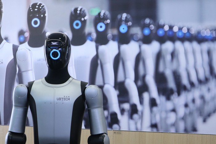 Robot-robot dipamerkan di kantor perusahaan teknologi asal China UBTECH Robotics di kota Shenzhen, Guangdong, China, Kamis (16/4/2026). UBTECH yang didirikan pada 2012 itu berfokus pada pengembangan robot mirip manusia (humanoid) dan robot layanan cerdas. ANTARA FOTO/Desca Lidya Natalia