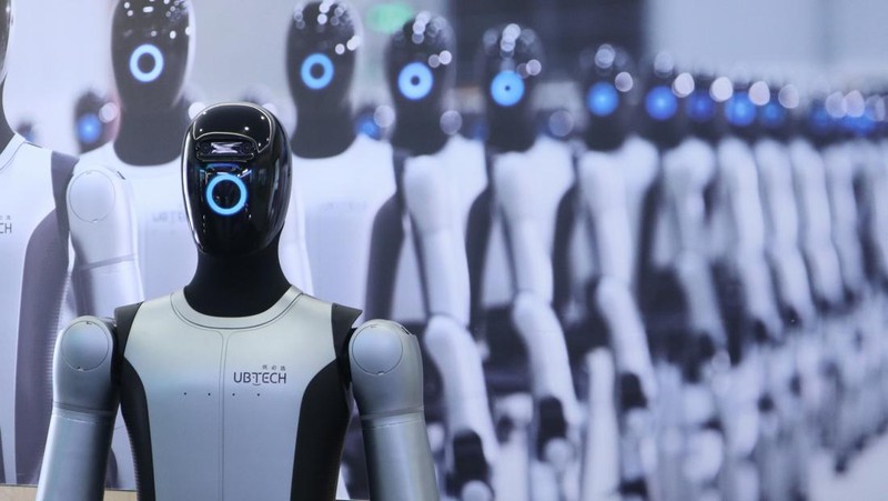 Robot-robot dipamerkan di kantor perusahaan teknologi asal China UBTECH Robotics di kota Shenzhen, Guangdong, China, Kamis (16/4/2026). UBTECH yang didirikan pada 2012 itu berfokus pada pengembangan robot mirip manusia (humanoid) dan robot layanan cerdas. ANTARA FOTO/Desca Lidya Natalia
