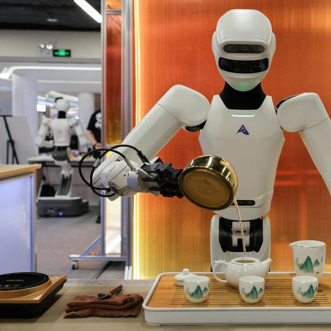 Robot-robot Humanoid Beraksi, Ada Penyaji Teh-Pengambil Barang