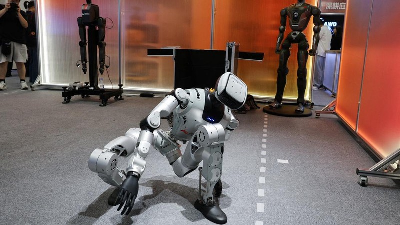 An Astribot humanoid robot demonstrates serving tea at the Robot Valley Exhibition Hall during a government‑organised media trip in Shenzhen, Guangdong province, China, April 16, 2026.  REUTERS/Go Nakamura