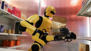 Robot humanoid DexForce mengambil sebungkus kacang dari rak saat demonstrasi di Robot Valley Exhibition Hall, Shenzhen, Provinsi Guangdong, China, Kamis (16/4/2026). Kemampuan ini menyoroti presisi lengan robot dalam menjalankan tugas-tugas manipulasi benda di lingkungan nyata. REUTERS/Go Nakamura