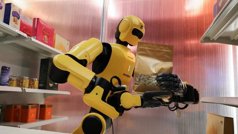 An Astribot humanoid robot demonstrates serving tea at the Robot Valley Exhibition Hall during a government‑organised media trip in Shenzhen, Guangdong province, China, April 16, 2026.  REUTERS/Go Nakamura