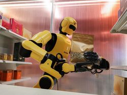 Robot-robot Humanoid Beraksi, Ada Penyaji Teh-Pengambil Barang