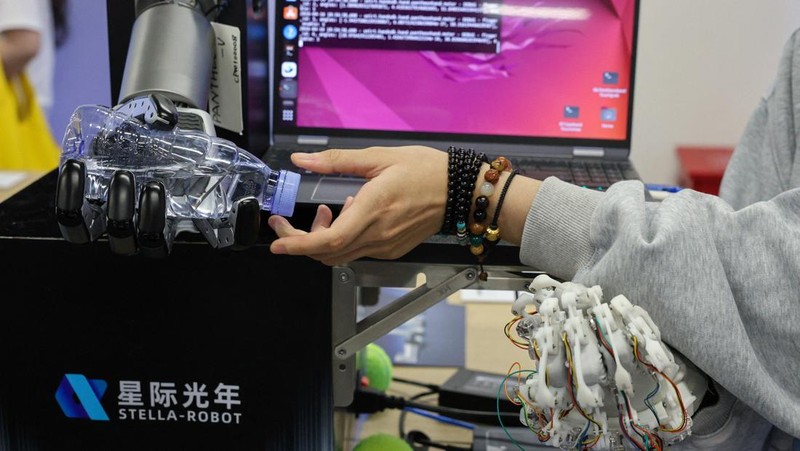 An Astribot humanoid robot demonstrates serving tea at the Robot Valley Exhibition Hall during a government‑organised media trip in Shenzhen, Guangdong province, China, April 16, 2026.  REUTERS/Go Nakamura