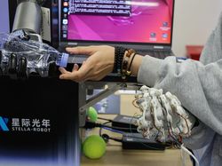 Robot-robot Humanoid Beraksi, Ada Penyaji Teh-Pengambil Barang