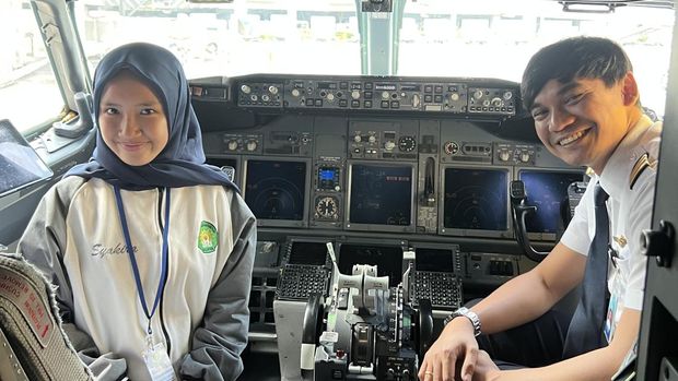 Rombongan siswa kelas 5 SD Muhammadiyah Plus Salatiga field trip ke Jakarta mencarter pesawat.