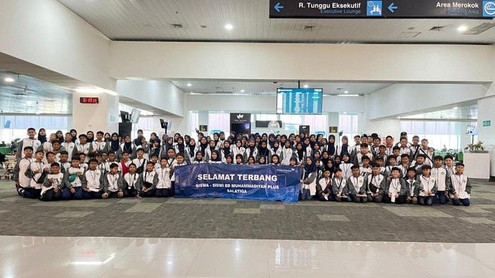 Rombongan siswa kelas 5 SD Muhammadiyah Plus Salatiga field trip ke Jakarta mencarter pesawat.