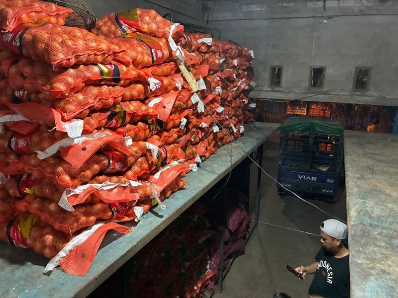 Satgas Gakkum Penyelundupan Dittipideksus Bareskrim Polri menyita 23,1 ton bawang dan cabai hasil impor ilegal di Pontianak, Kalimantan Barat. (dok Polri)