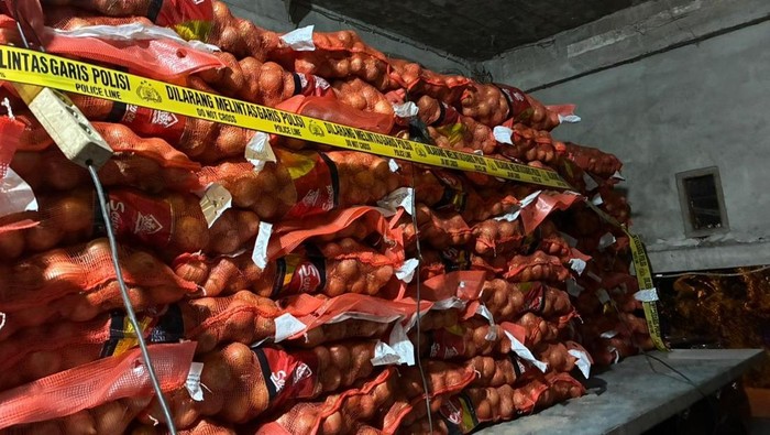 Satgas Gakkum Penyelundupan Dittipideksus Bareskrim Polri menyita 23,1 ton bawang dan cabai hasil impor ilegal di Pontianak, Kalimantan Barat. (dok Polri)