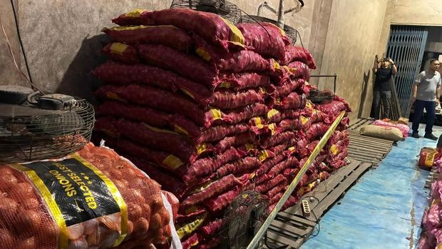 Satgas Gakkum Penyelundupan Dittipideksus Bareskrim Polri menyita 23,1 ton bawang dan cabai hasil impor ilegal di Pontianak, Kalimantan Barat. (dok Polri)