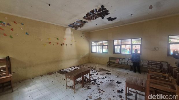Sejumlah ruangan SDN Kepek 1, Bulurejo, Kepek, Saptosari, Gunungkidul rusak, Jumat (17/4/2026). Murid kelas 2 terpaksa belajar di musala. Sejumlah ruangan SDN Kepek 1, Bulurejo, Kepek, Saptosari, Gunungkidul rusak, Jumat (17/4/2026). Murid kelas 2 terpaksa belajar di musala.