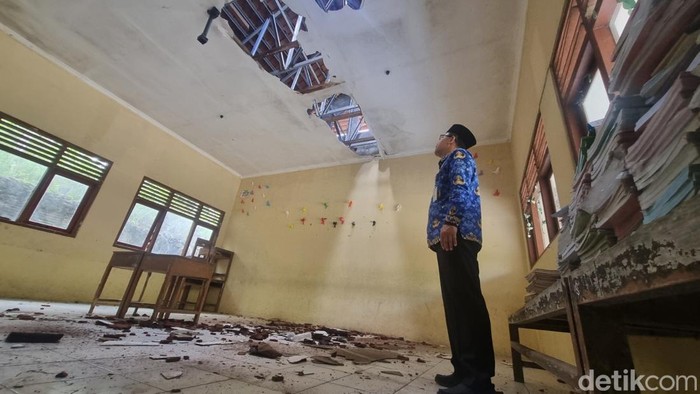 Sejumlah ruangan SDN Kepek 1, Bulurejo, Kepek, Saptosari, Gunungkidul rusak, Jumat (17/4/2026). Murid kelas 2 terpaksa belajar di musala.