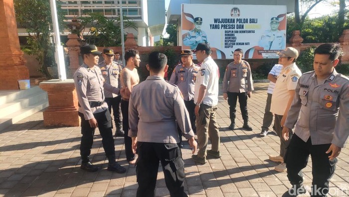 Seorang warga negara Australia membuat kegaduhan di Bandara Ngurah Rai, Bali, Kamis (16/4/2026).