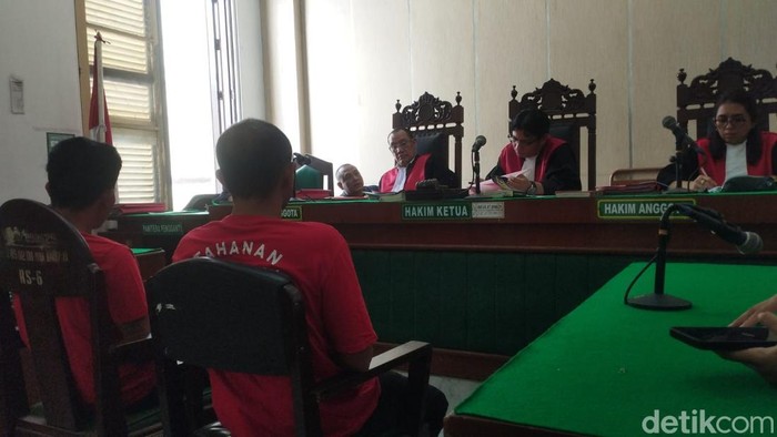 Sidang dakwaan empat pelaku pencurian besi Stadion Teladan. (Foto: Juita Sinuhaji /detikSumut)