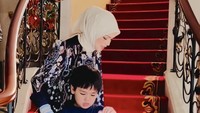 Siti Nuhaliza juga memperlihatkan bagian kaki yang disebut bengkak atau lebam akibat mengalami kecelakaan. Foto: dok instagram Siti Nurhaliza