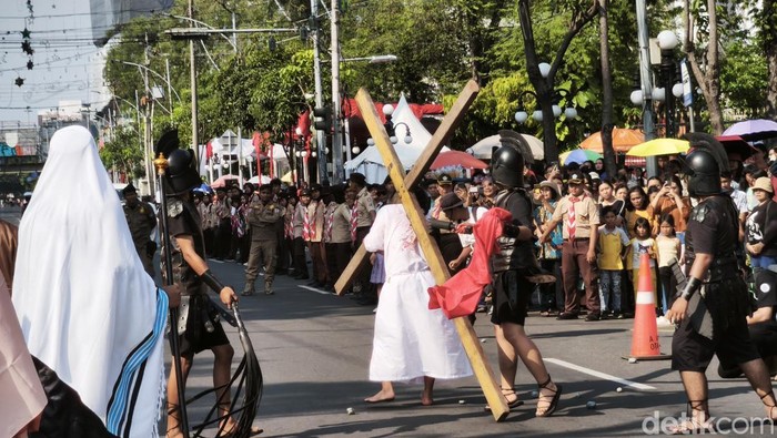 Suasana Karnaval Paskah di Semarang, Jumat (17/4/2026).