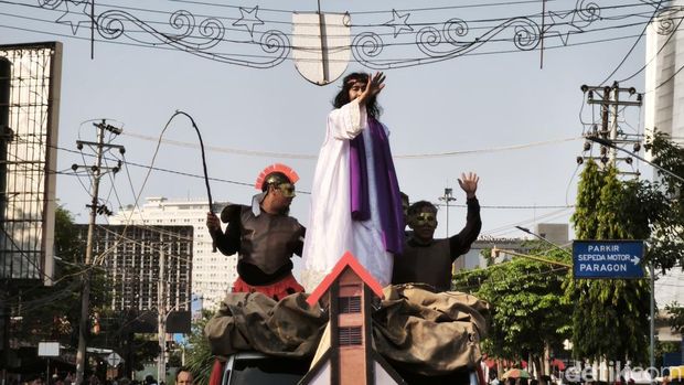 Suasana Karnaval Paskah di Semarang, Jumat (17/4/2026).