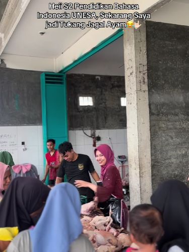 Tak Gengsi, Lulusan S2 yang Pilih Jadi Jagal Ayam, Inspirasi Hari Kartini Inspirasi Hari Kartini: Meta Mita, lulusan S2 Bahasa Indonesia Unesa yang tak gengsi jadi tukang jagal ayam. Bukti ketangguhan wanita demi kemandirian!