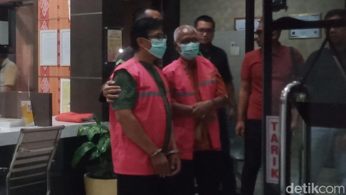 Kedua tersangka dugaan korupsi ditahan Kejari Klaten.