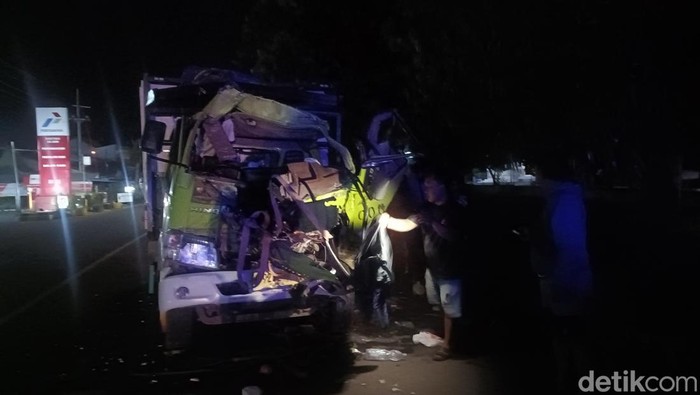 Truk muat bata ringan yang menabrak tronton muat besi di Probolinggo. Akibat kejadian ini 2 orang kernet truk bata ringan meninggal di lokasi.