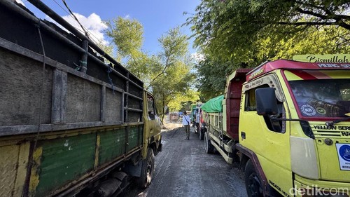 Antrean panjang truk sampah di TPA Suwung untuk membuang sampah organik, Jumat (17/4/2026).