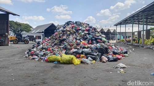Tumpukan sampah tak terpilah yang ditemukan di tempat pembuangan liar diangkut DLHK Badung ke TPST Mengwitani, Jumat (17/4/2026).