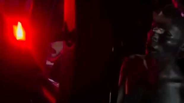 Video pengemudi mobil terlibat cekcok dengan pengamen 'manusia silver' viral di medsos. Petugas kepolisian dan Satpol PP mengamankan manusia silver tersebut. (dok Ist)