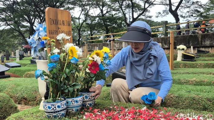 orang tua dan penggemer Vidi tebar ikan di danau TPU Tanah Kusir.