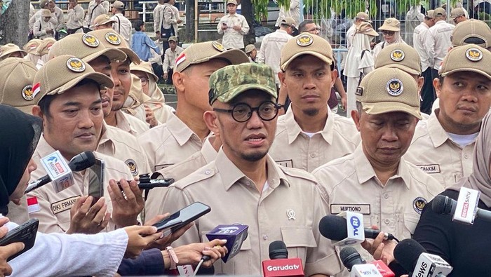 Wakil Menteri Haji dan Umrah Dahnil Anzar Simanjuntak ditemui wartawan, usai melepas keberangkatan PPIH gelombang pertama di Asrama Haji Pondok Gede, Jakarta Timur, Jumat (17/4/2026).
