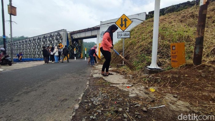 Warga kompak bersih-bersih di Kawasan Jembatan Cirahong Ciamis.