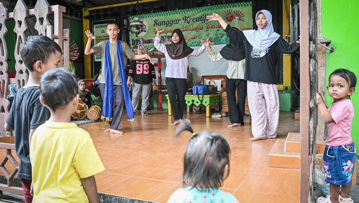 Sejumlah warga berlatih musik tradisional gambang kromong di Sanggar Kreatif Kampung Budaya Betawi Sukapura, Cilincing, Jakarta, Jumat (17/4/2026). Kampung budaya yang diinisiasi sejumlah tokoh betawi se-Jabodetabek pada 2025 tersebut rutin menggelar sejumlah kegiatan seni budaya seperti pelatihan musik gambang kromong, tari tradisional, dan membatik motif khas Sukapura untuk melestraikan warisan budaya Betawi. ANTARA FOTO/Sulthony Hasanuddin