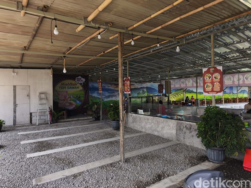 Suasana warung Mie dan Babi Tepi Sawah, di Desa Parangjoro, Kecamatan Grogol, Kabupaten Sukoharjo, Jumat (17/4/2026).