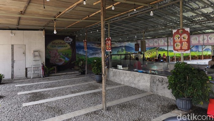 Suasana warung Mie dan Babi Tepi Sawah, di Desa Parangjoro, Kecamatan Grogol, Kabupaten Sukoharjo, Jumat (17/4/2026).