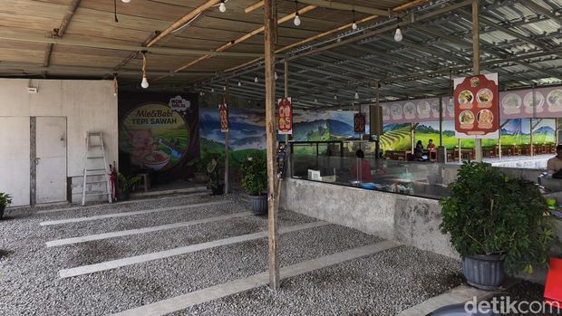 Suasana warung Mie dan Babi Tepi Sawah, di Desa Parangjoro, Kecamatan Grogol, Kabupaten Sukoharjo, Jumat (17/4/2026).