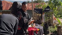 Momen Wendy Walters melepas kepergian guide-nya untuk kembali naik ke Gunung Leuser untuk melakukan pemakaman jenazah pendaki Kris Biantoro di Lapangan Bola, Gunung Leuser. Foto: Instagram @wendywalters