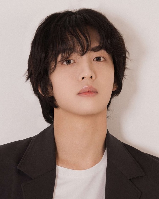 Dalam waktu dekat, aktor kelahiran 2004 ini akan membuat penampilan dalam drama Korea terbaru tvN, See You at Work Tomorrow! Setelah memerankan anak SMA, Won Gyu Bin siap bertransformasi jadi pekerja kantoran. Foto: dok. Instagram @nnekorea