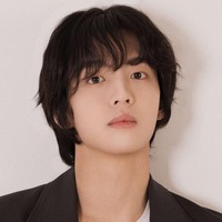 Dalam waktu dekat, aktor kelahiran 2004 ini akan membuat penampilan dalam drama Korea terbaru tvN, See You at Work Tomorrow! Setelah memerankan anak SMA, Won Gyu Bin siap bertransformasi jadi pekerja kantoran. Foto: dok. Instagram @nnekorea