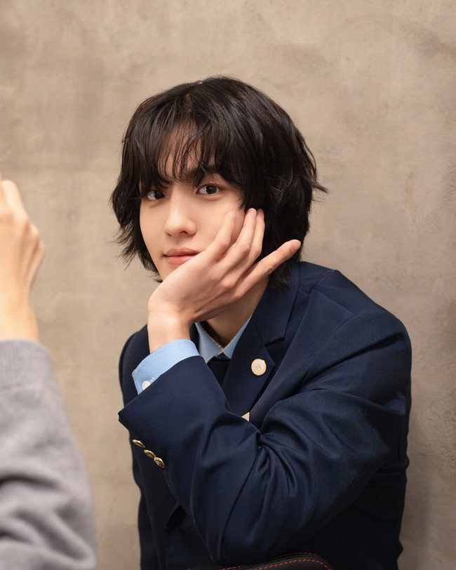 Baru-baru ini, Won Gyu Bin terlihat melakukan pembacaan naskah bersama pemain lainnya. Kehadirannya sontak menimbulkan desas-desus di tengah penggemar drama Korea Moving. Pasalnya tim produksi telah aktif mencari kandidat pemeran Bong Seok sejak awal 2026. Foto: dok. Instagram @nnekorea