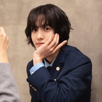 Baru-baru ini, Won Gyu Bin terlihat melakukan pembacaan naskah bersama pemain lainnya. Kehadirannya sontak menimbulkan desas-desus di tengah penggemar drama Korea Moving. Pasalnya tim produksi telah aktif mencari kandidat pemeran Bong Seok sejak awal 2026. Foto: dok. Instagram @nnekorea