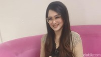 Wallahualam masyaallah setelah aku salat istkharah, dua atau tiga hari setelah salatm salah satu direktur PH TV nasional menawari aku program. Aku punya pekerjaan. Aku nangis. Ini jawaban Allah, tanda, atau kebetulan? Kayaknya gak ada yang kebetulan. Semoga ini tanda Allah rida, ungkap Zeda Salim. Foto: Muhammad Aditya Dzaky Reinaldi/detikcom