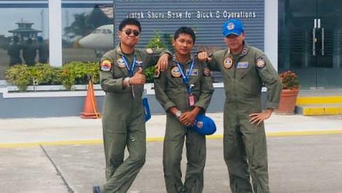 Almarhum Mayor Laut (Purn) Marindra Wibowo yang memakai topi, sementara di tengah adalah Mayor Laut Baron