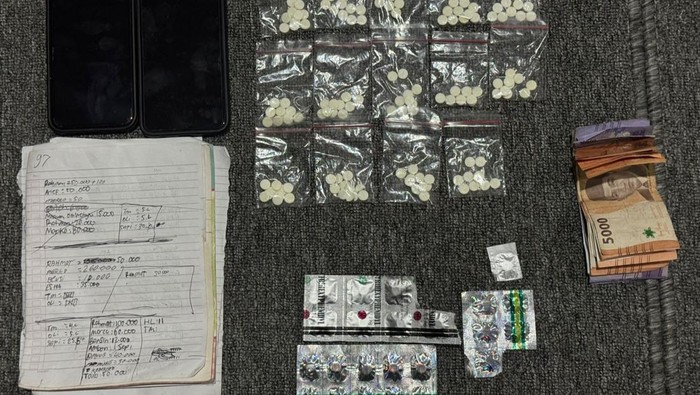 Barang bukti obat terlarang yang diamankan Dit Resnarkoba Polda Jateng di Kabupaten Karanganyar.