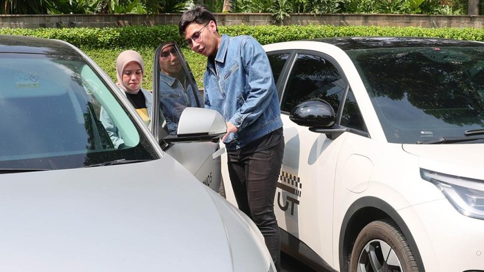 Bank Syariah Indonesia mencatat kinerja positif pada salah satu produk pembiayaannya, yakni layanan pembiayaan OTO, hingga Maret 2026. Nilai pembiayaan tersebut tumbuh 14,60% dan menembus Rp791,2 miliar. 

Selain dari sisi nilai, peningkatan juga terlihat dari jumlah unit kendaraan yang dibiayai. Dalam kurun waktu tiga bulan pertama tahun ini, pembiayaan OTO BSI telah mencapai penjualan sekitar 4.000 unit kendaraan.

Pertumbuhan ini mencerminkan tingginya minat masyarakat terhadap pembiayaan kendaraan berbasis syariah, sekaligus menunjukkan daya saing produk BSI di sektor otomotif. Perseroan menilai tren ini akan terus berlanjut seiring dengan meningkatnya