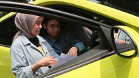 Karyawan memberikan penjelasan terkait pembiayaan mobil melalui Bank Syariah Indonesia di Jakarta, Jumat (17/4/2026).