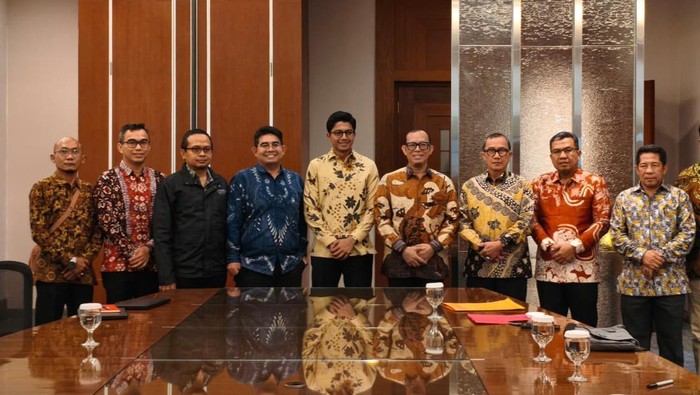Bupati OKU Teddy Meilwansyah bersama jajaran manajemen BPI Danantara.